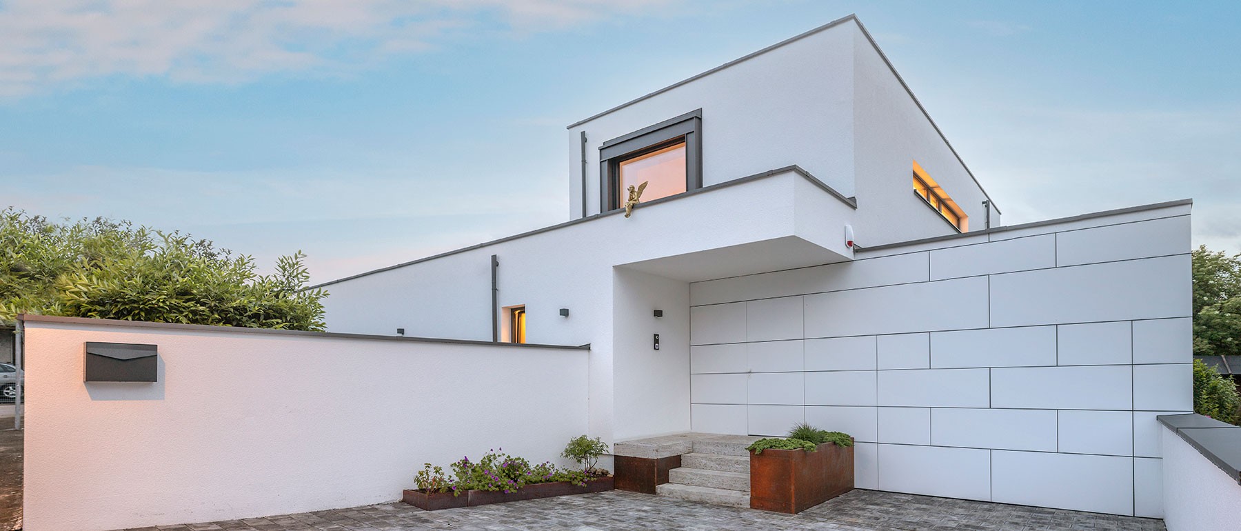Modernes Atriumhaus in nachhaltiger Holzrahmenbauweise mit zentralem Innenhof und klarer Architektur