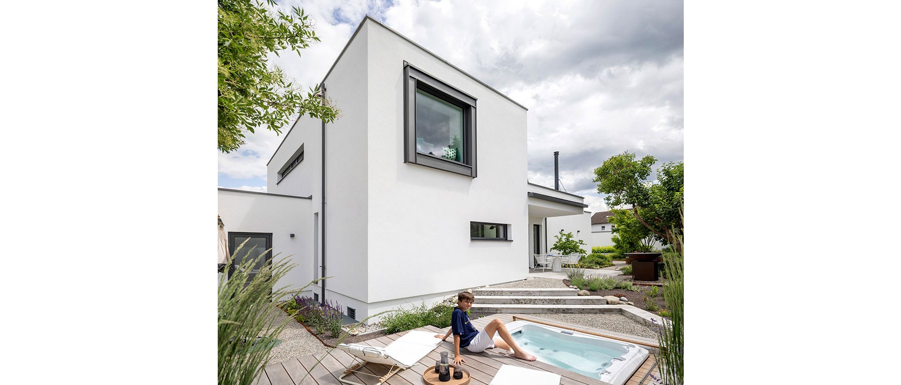 Außenansicht eines modernen Atriumhauses aus Holz in hochwertiger Holzrahmenbauweise mit geradlinigem Design 