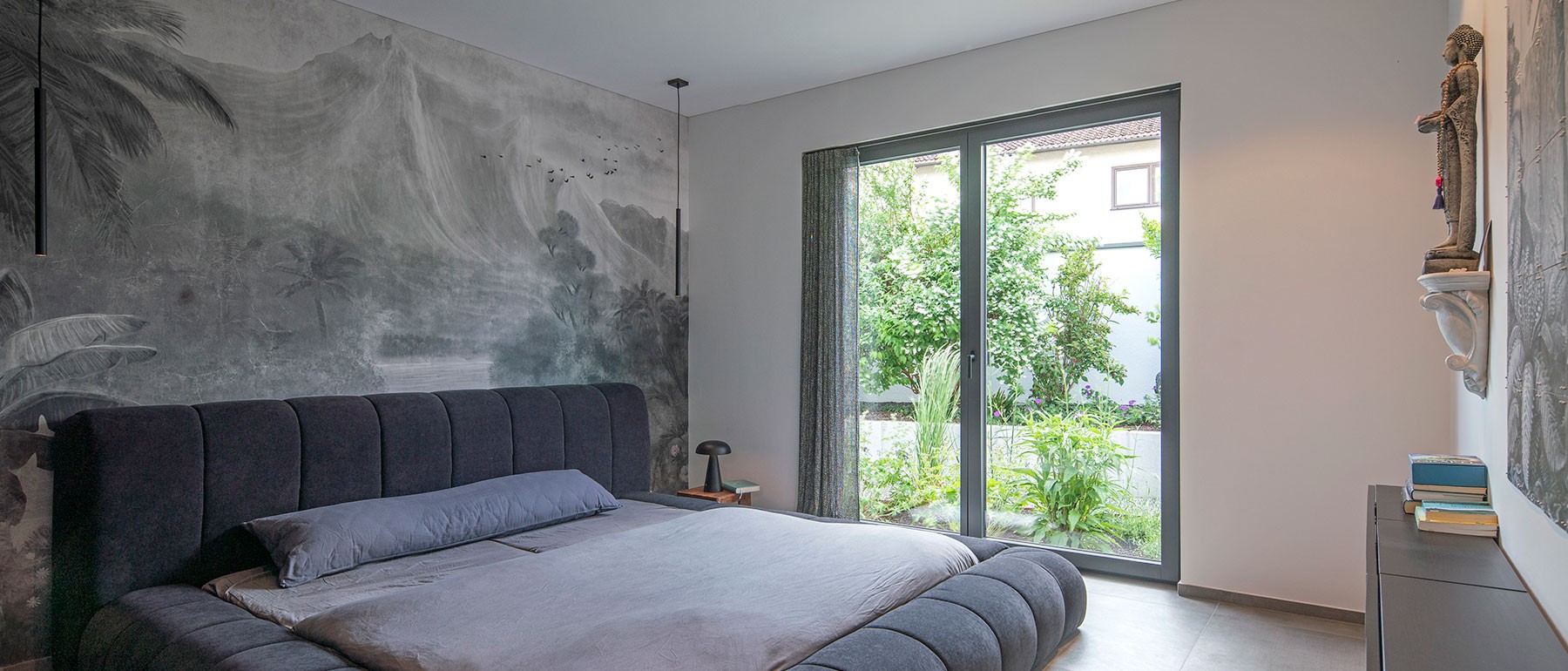 Helles Elternschlafzimmer im modernen Holzhaus mit direktem Zugang zum Atrium 